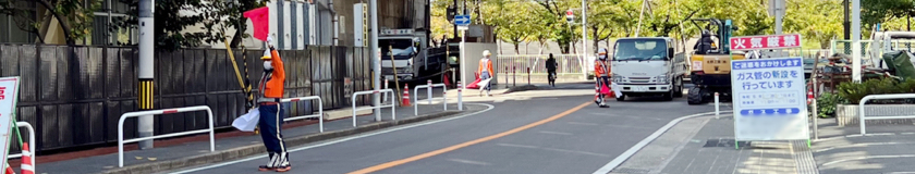 守口市のガス管敷設工事現場での交通誘導警備中の警備員1(2023.10.06)