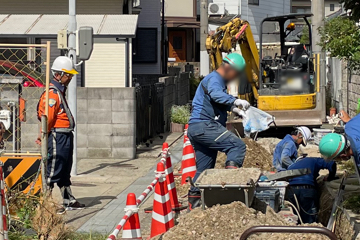 尼崎市のガス管取替工事現場での交通誘導警備の様子(2023.10.17)