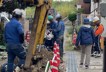 尼崎市のガス管取替工事現場で交通誘導警備中の警備員3(2023.10.17)