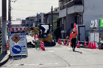 尼崎市でのガス管新設工事現場での交通誘導警備の様子(2023.11.15)