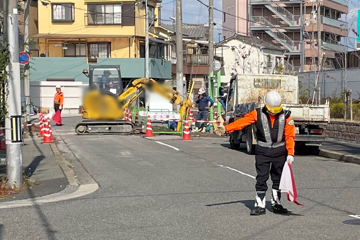 尼崎市のガス管新設工事現場で交通誘導警備中の警備員2(2023.11.15)