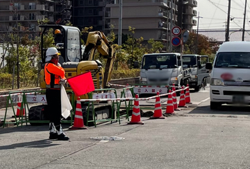 尼崎市のガス管新設工事現場で交通誘導警備中の警備員3(2023.11.15)