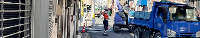 東大阪市のガス管取替工事現場で交通誘導警備中の警備員1(2023.11.08)