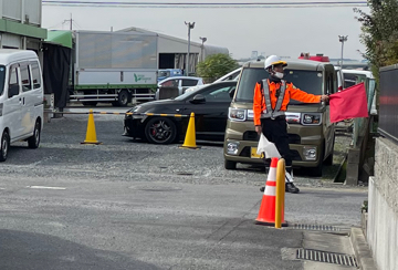 八幡市のガス管新設工事現場で交通誘導警備中の警備員3(2023.11.16)