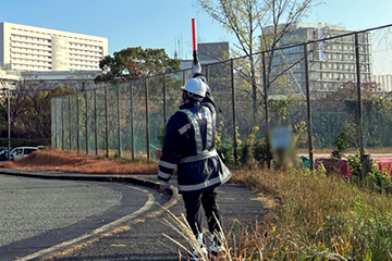 吹田市のグラウンド修理現場の交通誘導警備の様子（2023.12.06）