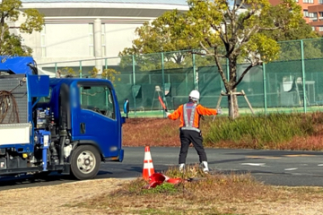 吹田市のグラウンド修理工事現場で交通誘導警備中の警備員2（2023.12.06）