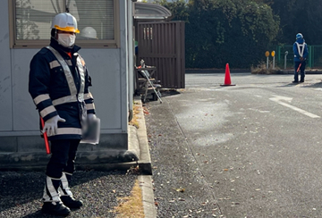 吹田市のグラウンド修理工事現場で交通誘導警備中の警備員3（2023.12.06）