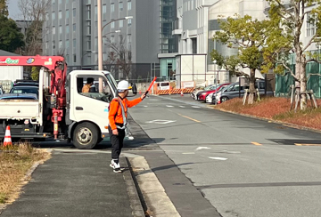 吹田市のグラウンド修理工事現場で交通誘導警備中の警備員4（2023.12.06）
