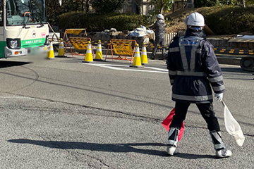 奈良市のガス管新設工事現場での交通誘導警備の様子（2024.01.23）