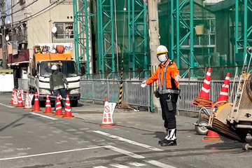 尼崎市のガス管取替工事現場での交通誘導警備の様子（2023.12.20）