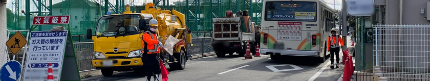 尼崎市内のガス管取替工事現場で交通誘導中の警備員1（2023.12.20）
