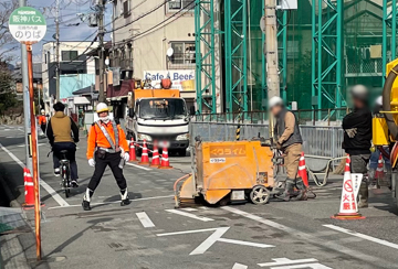 尼崎市内のガス管取替工事現場で交通誘導中の警備員3（2023.12.20）