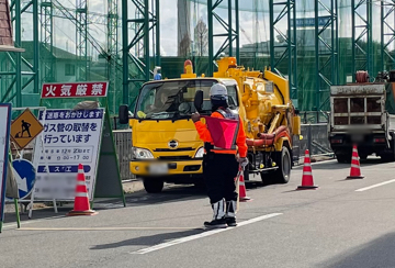 尼崎市内のガス管取替工事現場で交通誘導中の警備員4（2023.12.20）