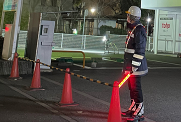 神戸市の店舗駐車場で案内業務中の警備員3（2024.01.31）