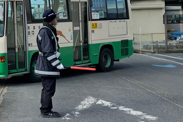 辯天宗節分祭で交通誘導警備中の警備員(2024.02.03)