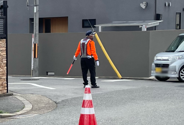 京都マラソン2024で交通誘導警備をする警備員(2024.02.18)