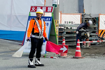 箕面市でのガス管新設工事現場での交通誘導警備の様子(2024.02.17)