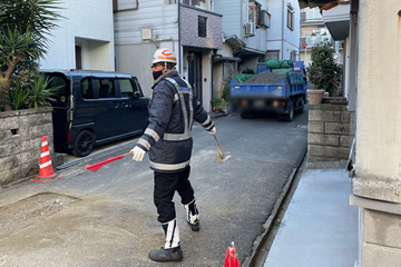 門真市のガス管取替工事現場で交通誘導警備中の警備員2(2024.01.24)