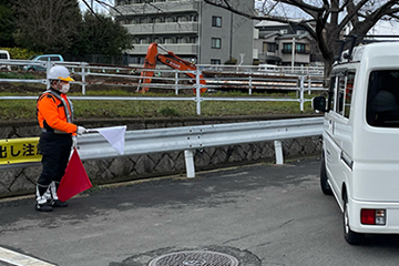 京都市内でのガス管取替工事現場での交通誘導警備の様子(2024.02.06)