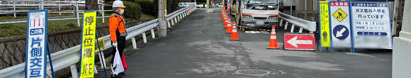 京都市内のガス管取替工事現場での交通誘導警備中の警備員1(2024.02.06)