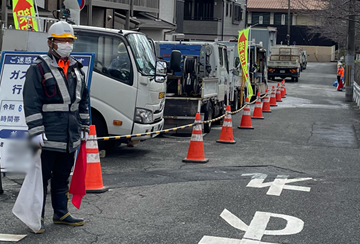 京都市内のガス管取替工事現場での交通誘導警備中の警備員3(2024.02.06)