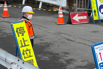 京都市内のガス管取替工事現場での交通誘導警備中の警備員4(2024.02.06)