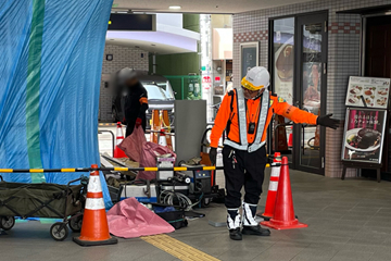 淀川区のシャッター工事電場での交通整理と通行者保全の様子(2024.02.22)