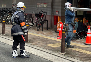 淀川区のシャッター工事電場での通行者保全業務中の警備員3(2024.02.22)