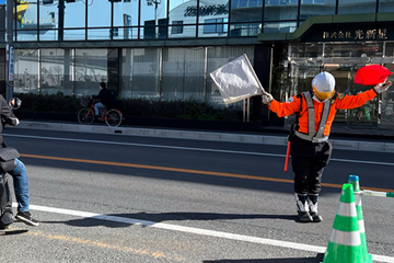 大東市の電線共同溝工事現場で交通誘導警備中の警備員2(2024.03.27)