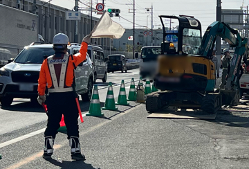 大東市の電線共同溝工事現場で交通誘導警備中の警備員4(2024.03.27)