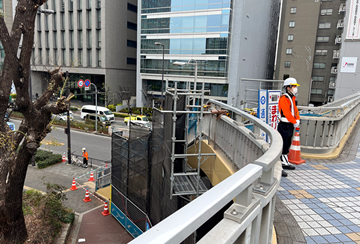 大阪市淀川区の歩道橋塗装工事での交通誘導警備中の警備員3(2024.03.19)