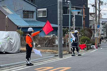 門真市のガス管取替工事現場で交通誘導警備中の警備員2(2024.03.13)