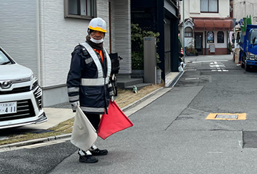 門真市のガス管取替工事現場で交通誘導警備中の警備員3(2024.03.13)