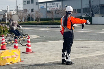 門真市の電線共同溝工事現場での交通誘導警備の様子(2024.03.08)