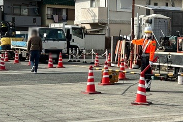 門真市の電線共同溝工事現場で交通誘導警備中の警備員2(2024.03.08)