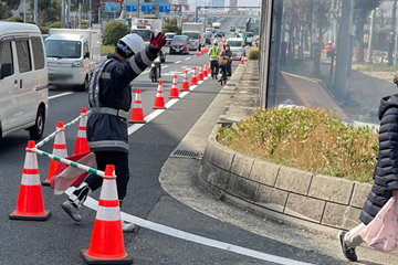 神戸市灘区の電線共同溝工事現場で交通誘導警備の様子(2024.03.04)