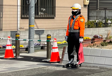 神戸市灘区の電線共同溝工事現場で交通誘導警備中の警備員3(2024.03.04)