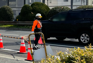 神戸市灘区の電線共同溝工事現場で交通誘導警備中の警備員4(2024.03.04)