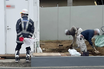 堺市のガソリンスタンドの駐輪場設置工事現場での歩道上警備の様子(2024.03.02)