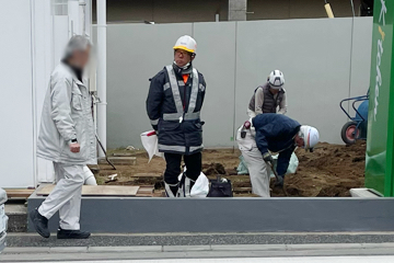 堺市のガソリンスタンドの駐輪場設置工事現場での歩道上警備中の警備員2(2024.03.02)