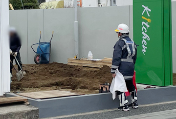 堺市のガソリンスタンドの駐輪場設置工事現場での歩道上警備中の警備員3(2024.03.02)