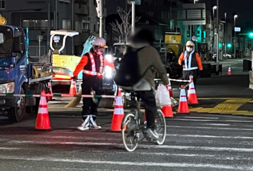 吹田市の電線共同溝工事現場で交通誘導警備中の警備員3(2024.03.08)