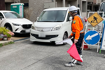 尼崎市のガス管新設工事現場での交通誘導警備の様子(2024.0319)