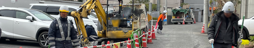 尼崎市のガス管新設工事現場での交通誘導警備中の警備員1(2024.0319)