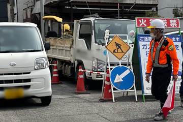 尼崎市のガス管新設工事現場での交通誘導警備中の警備員2(2024.0319)