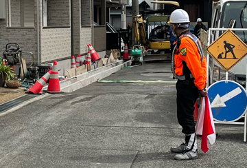 尼崎市のガス管新設工事現場での交通誘導警備中の警備員3(2024.0319)