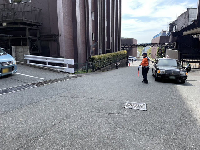 桜バザー2024の駐車場で警備をする警備員(2024.04.13)