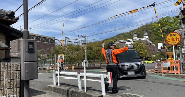 桜バザー2024の会場への踏切で警備をする警備員2(2024.04.13)