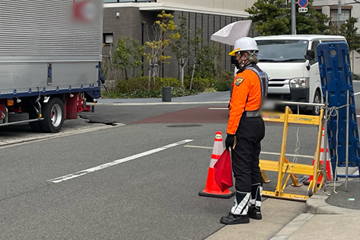 大阪府住吉区の電話設備工事現場で交通誘導警備中の警備員2(2024.03.14)