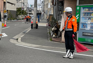 大阪府住吉区の電話設備工事現場で交通誘導警備中の警備員3(2024.03.14)